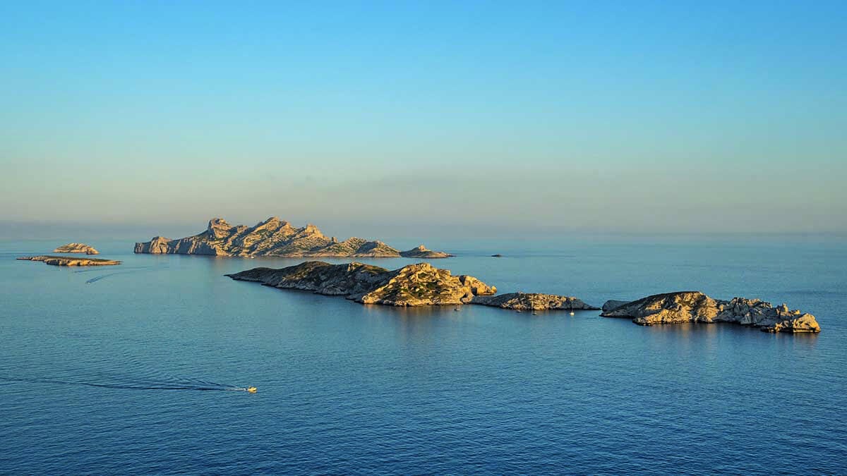 Vue aérienne des îles du Frioul, un paradis pour les plongeurs explorant la biodiversité marine de la Méditerranée.