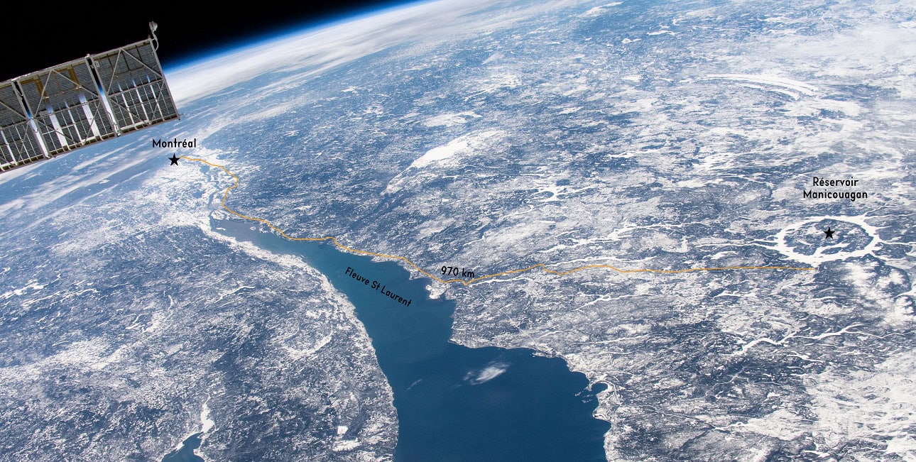 Vue spectaculaire de l'espace, le fleuve Saint-Laurent serpente à travers le Québec enneigé, symbole de l'exploration marine.