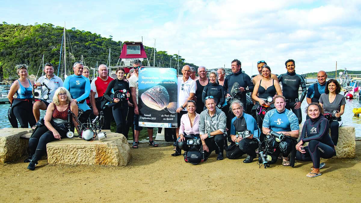 Un groupe de plongeurs passionnés se réunit pour un événement de photographie sous-marine à Port-Cros, célébrant l'explora...