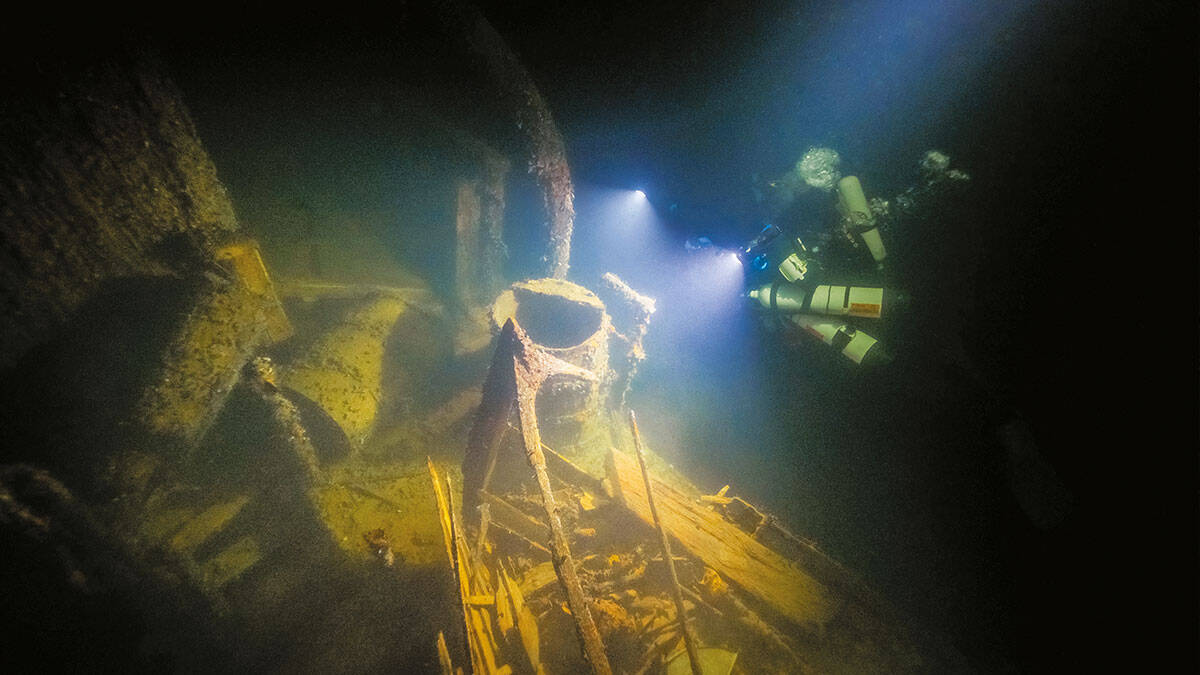 Un plongeur explore les mystères d'un épave sous-marine, révélant l'histoire cachée des profondeurs océaniques. #Exploration