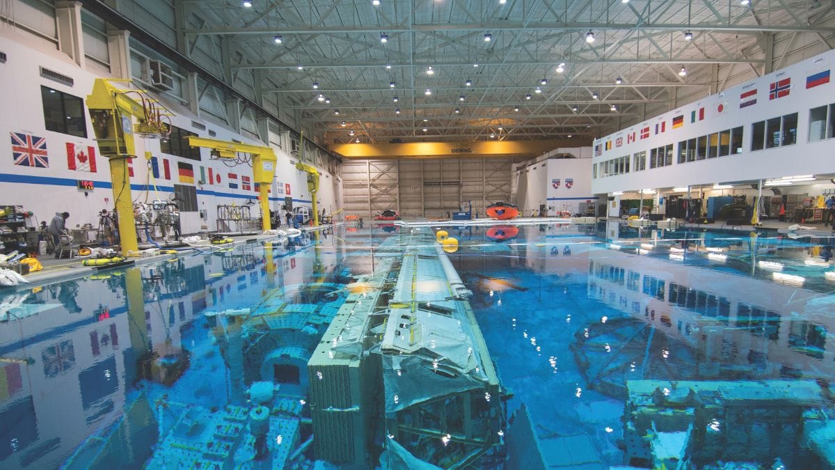 Un centre d'entraînement sous-marin recrée les conditions spatiales pour les plongeurs, alliant exploration et technologie.