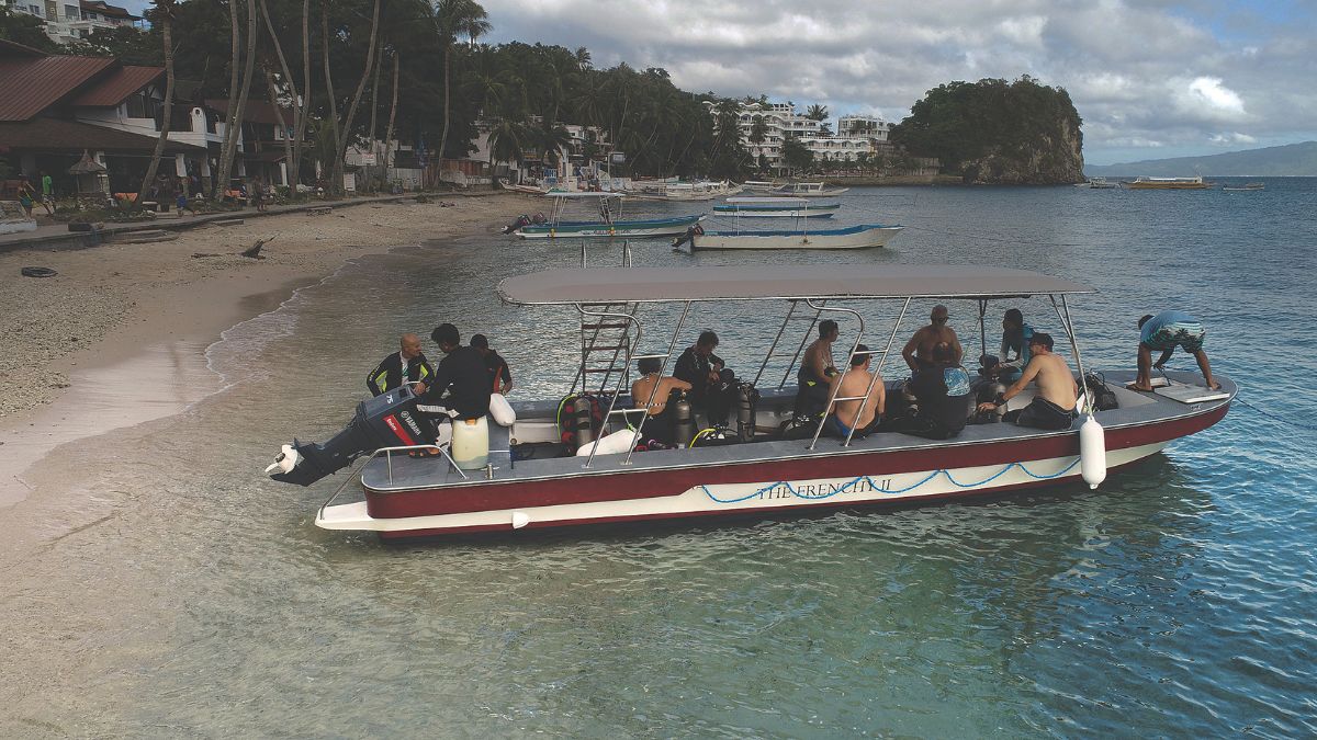 Des plongeurs se préparent à explorer les fonds marins de Porto Galera, un paradis pour les amateurs de plongée sous-marine.