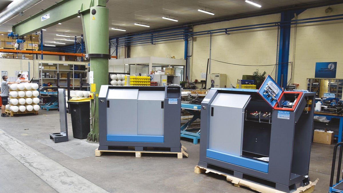 Dans cet atelier, des compresseurs Bauer assurent l'air pur essentiel pour la plongée sous-marine. #Plongée
