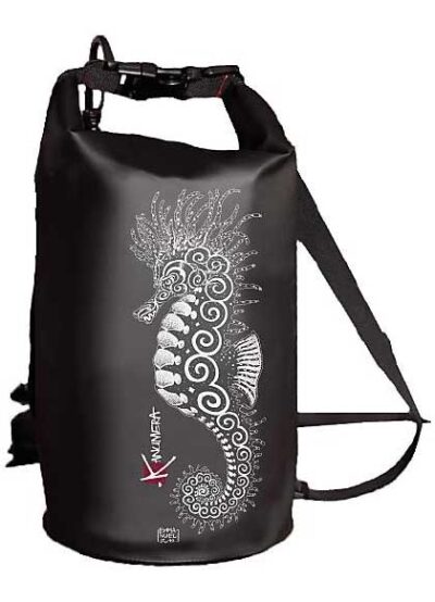 Ce sac étanche arbore un élégant hippocampe, idéal pour protéger vos affaires lors de vos aventures de plongée. #VoyageMarin