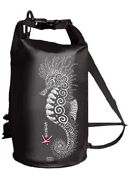 Ce sac étanche arbore un élégant hippocampe, idéal pour protéger vos affaires lors de vos aventures de plongée. #VoyageMarin