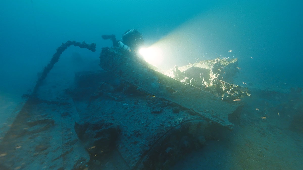 Un plongeur explore l'épave mystérieuse du Phoebus, illuminant les secrets enfouis du fond marin. #PlongéeTek