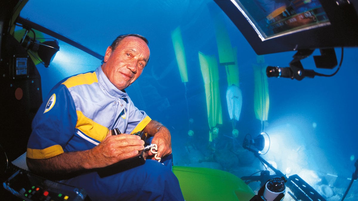 Un plongeur expérimenté opère dans un sous-marin, explorant les profondeurs marines pour des découvertes scientifiques fas...