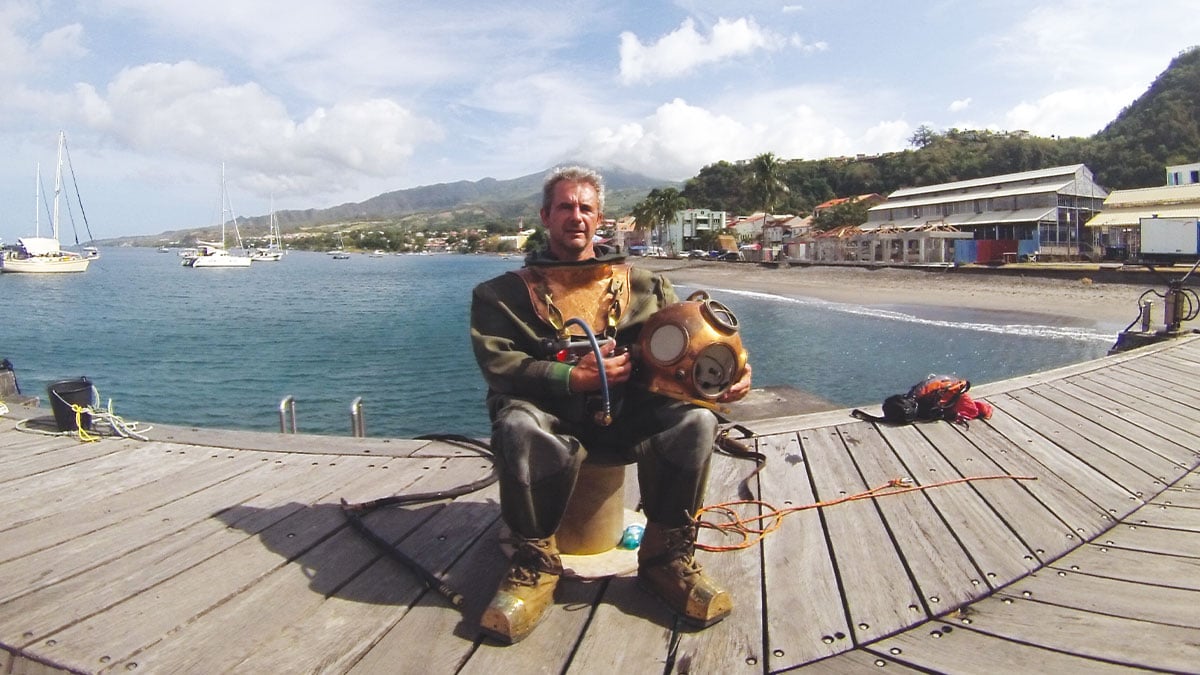 Un plongeur en scaphandre traditionnel se prépare à explorer les profondeurs historiques d'une baie pittoresque. #PlongéeV...