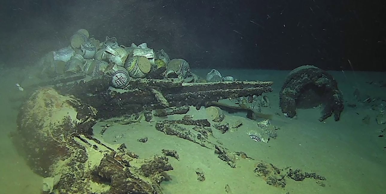 Des amphores antiques reposent silencieusement sur le fond marin, témoignant d'un riche passé maritime. #ArchéologieSousMa...