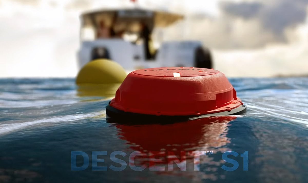 Une balise de plongée flotte près d'un bateau, symbolisant la sécurité et l'exploration sous-marine. #Plongée