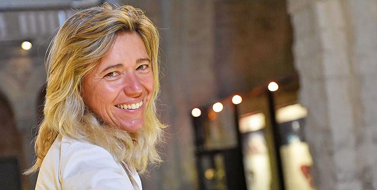 Une archéologue sous-marine souriante illumine les mystères des profondeurs, symbole de passion pour l'exploration océanique.