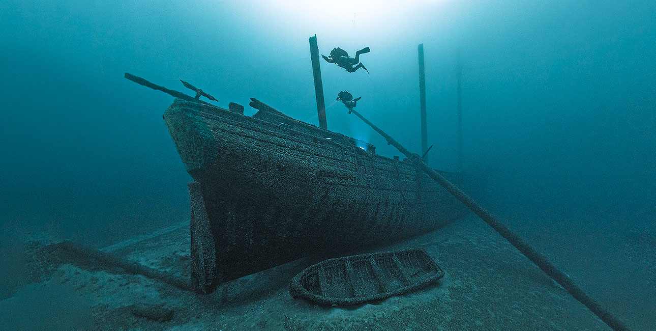Deux plongeurs explorent une épave majestueuse et bien préservée au fond du lac Huron, révélant l'histoire maritime cachée.