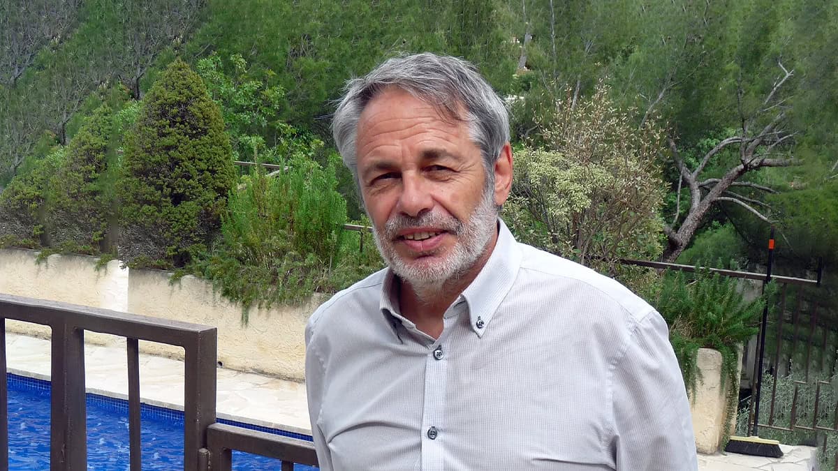 Un homme pose devant une piscine entourée de verdure, évoquant une retraite paisible après une journée de plongée. #Aventu...