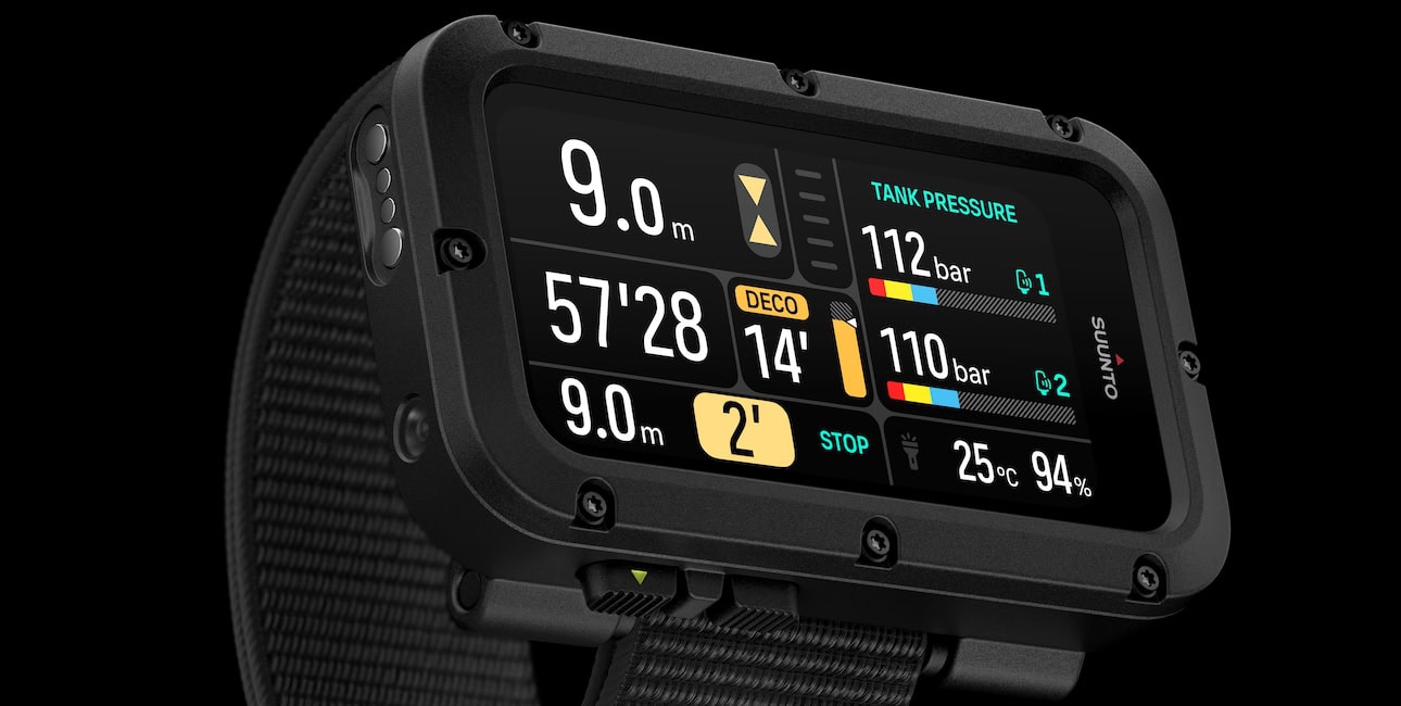 Ordinateur de plongée Suunto affichant profondeur, pression des bouteilles et temps de décompression.