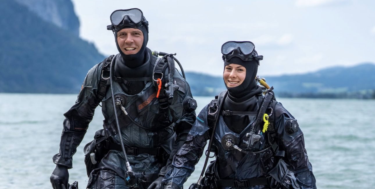 Plongée sous-marine : deux plongeurs équipés, prêts pour une aventure aquatique inoubliable.
