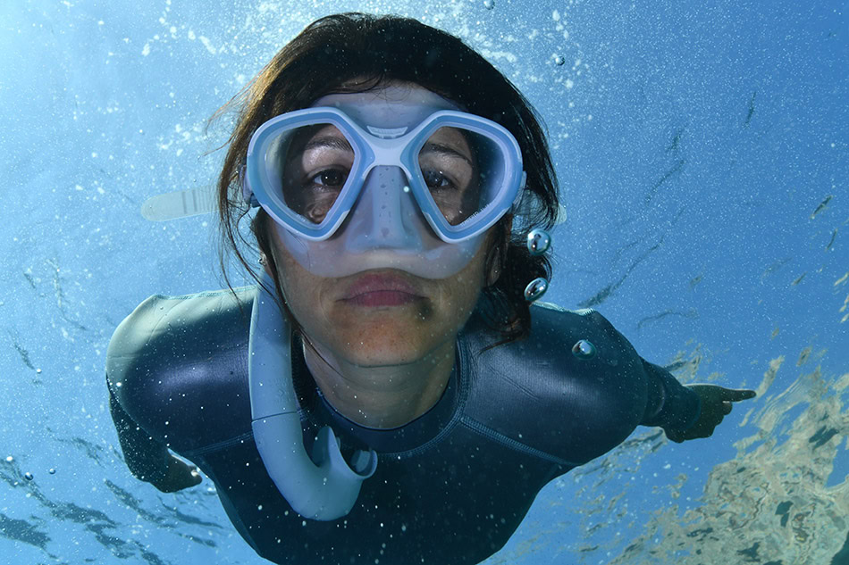 Plongée sous-marine avec masque, explorant la beauté des fonds marins et la vie aquatique.