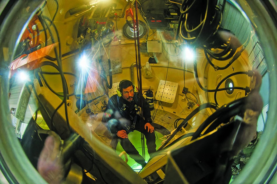 Exploration sous-marine dans un submersible, révélant l'importance de la plongée scientifique.
