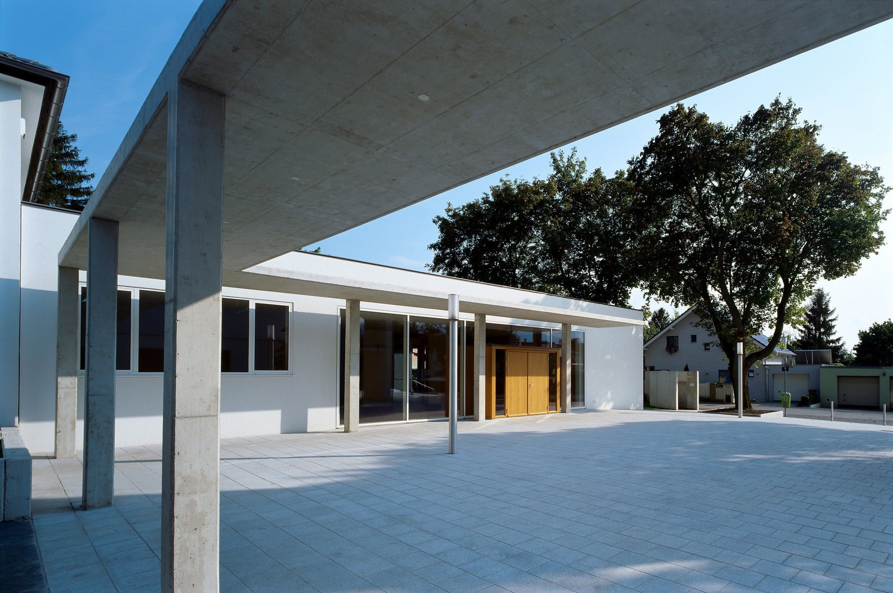 © RUNSER / PRANTL architekten, Pfarrgemeindezentrum, 2353 Neu Guntramsdorf, Niederösterreich, Österreich, 2009, Platzgestaltung, Kirche, Fotograf Rupert Steiner