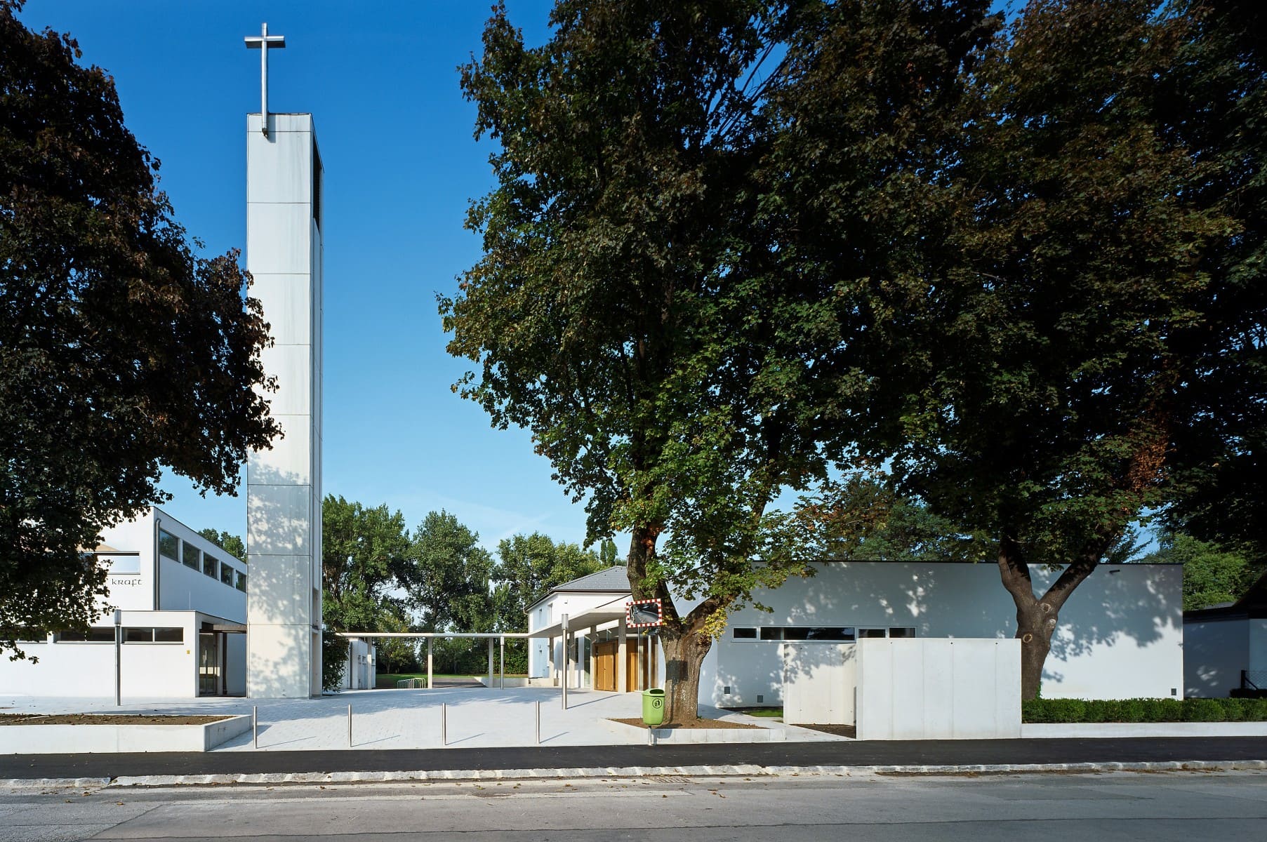 © RUNSER / PRANTL architekten, Pfarrgemeindezentrum, 2353 Neu Guntramsdorf, Niederösterreich, Österreich, 2009, Platzgestaltung, Kirche, Fotograf Rupert Steiner