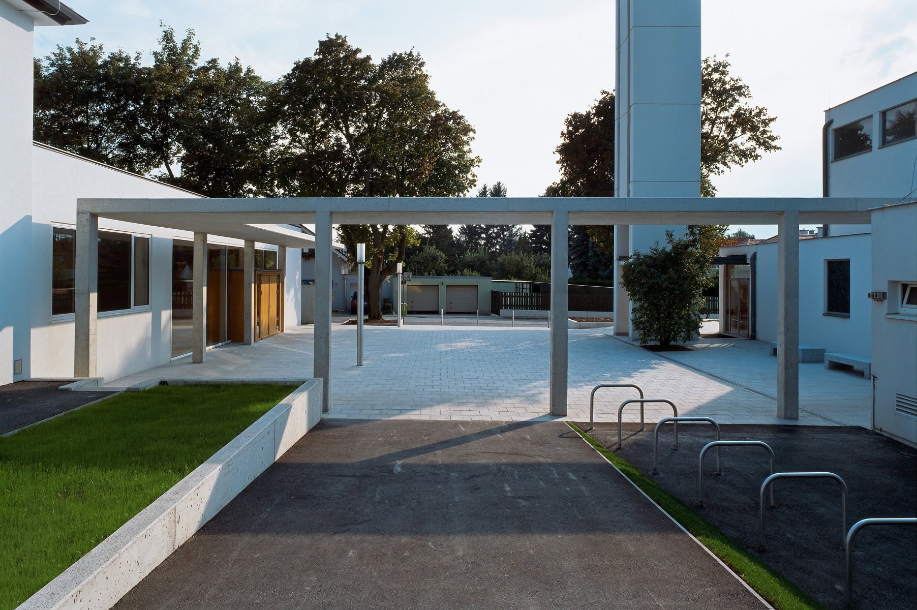 © RUNSER / PRANTL architekten, Pfarrgemeindezentrum, 2353 Neu Guntramsdorf, Niederösterreich, Österreich, 2009, Platzgestaltung, Kirche, Fotograf Rupert Steiner