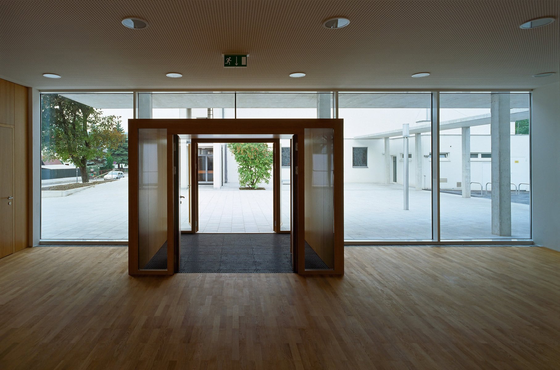 © RUNSER / PRANTL architekten, Pfarrgemeindezentrum, 2353 Neu Guntramsdorf, Niederösterreich, Österreich, 2009, Platzgestaltung, Kirche, Fotograf Rupert Steiner