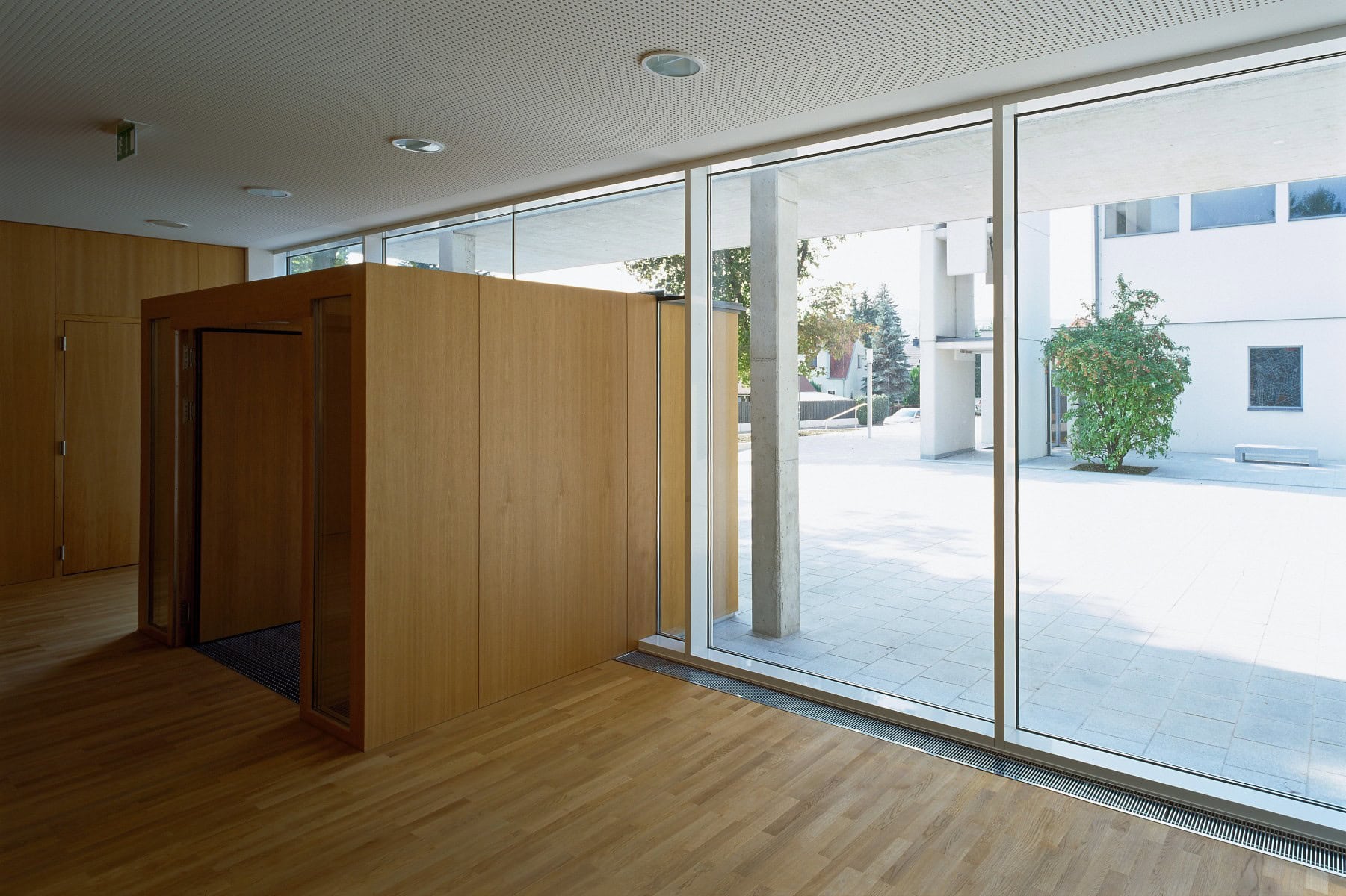 © RUNSER / PRANTL architekten, Pfarrgemeindezentrum, 2353 Neu Guntramsdorf, Niederösterreich, Österreich, 2009, Platzgestaltung, Kirche, Fotograf Rupert Steiner