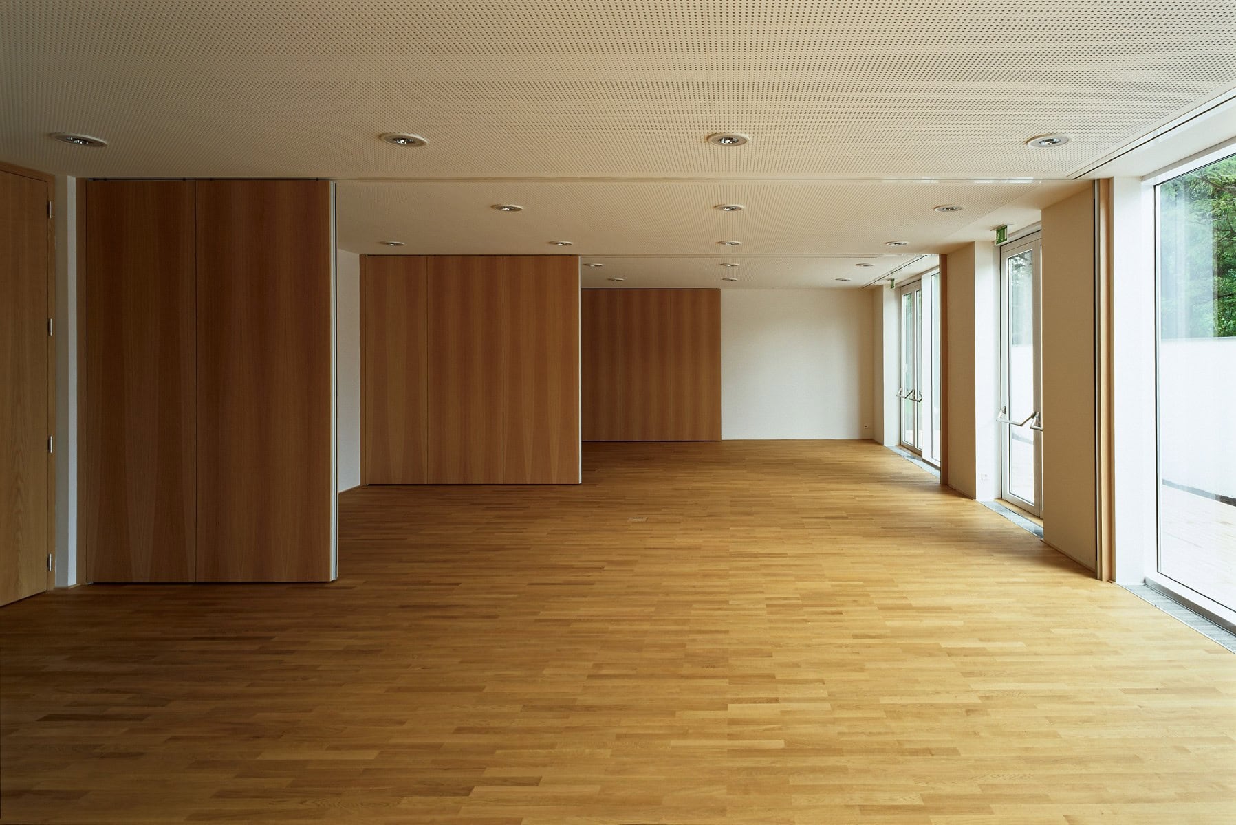 © RUNSER / PRANTL architekten, Pfarrgemeindezentrum, 2353 Neu Guntramsdorf, Niederösterreich, Österreich, 2009, Platzgestaltung, Kirche, Fotograf Rupert Steiner