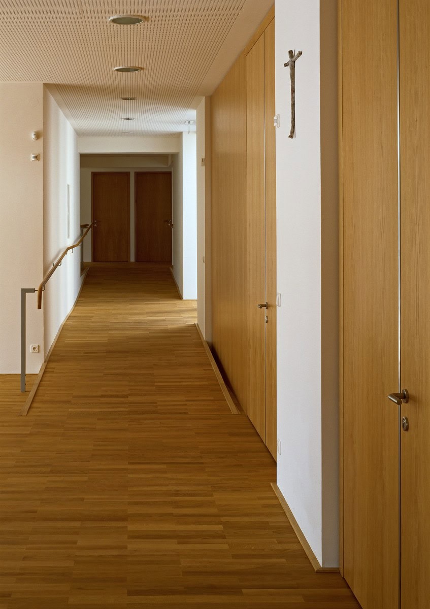 © RUNSER / PRANTL architekten, Pfarrgemeindezentrum, 2353 Neu Guntramsdorf, Niederösterreich, Österreich, 2009, Platzgestaltung, Kirche, Fotograf Rupert Steiner