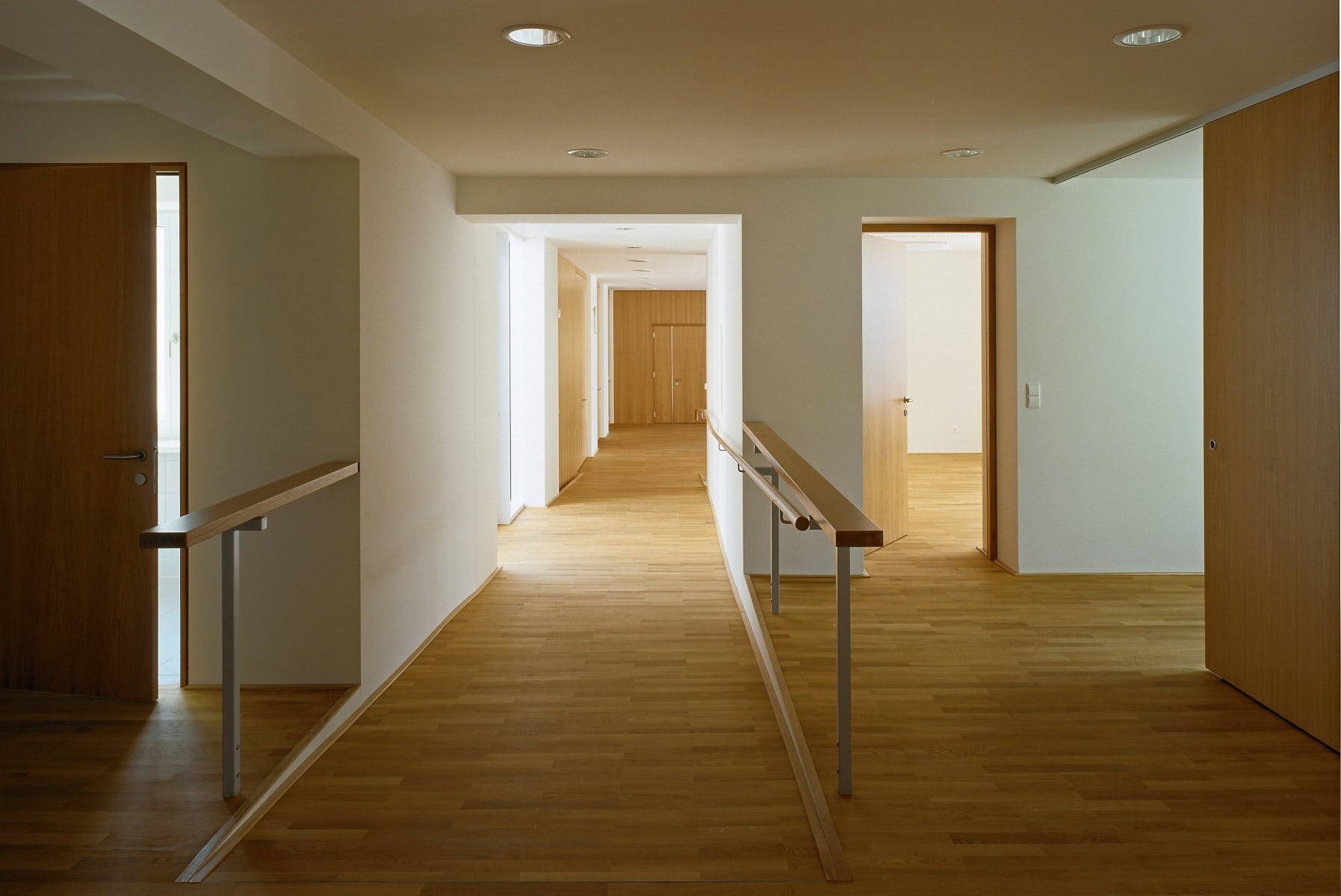 © RUNSER / PRANTL architekten, Pfarrgemeindezentrum, 2353 Neu Guntramsdorf, Niederösterreich, Österreich, 2009, Platzgestaltung, Kirche, Fotograf Rupert Steiner