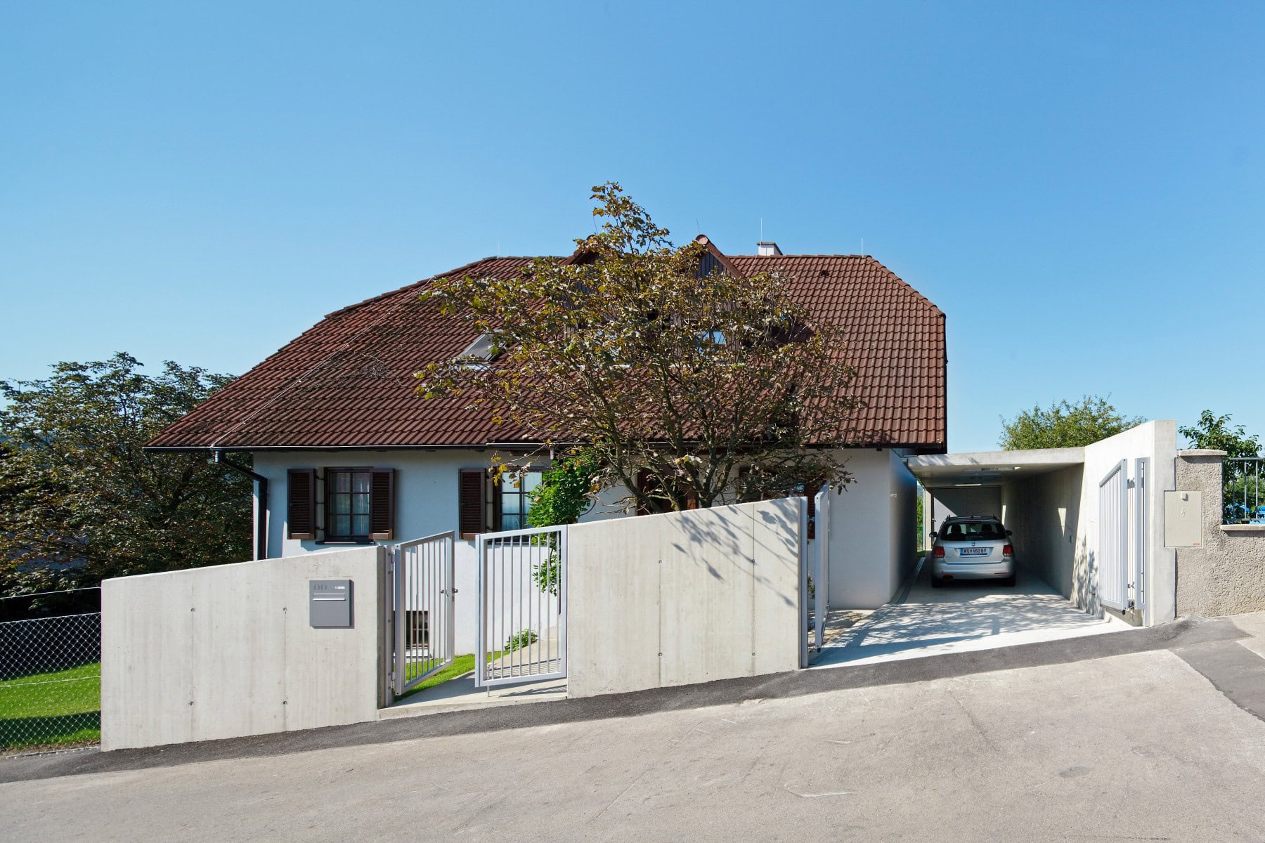 <p>© RUNSER / PRANTL architekten, Haus P., Autoabstellplatz und Terrasse, 3400 Klosterneuburg, Niederösterreich, Österreich, 2012, Wohnhaus, Fotograf Rupert Steiner</p>