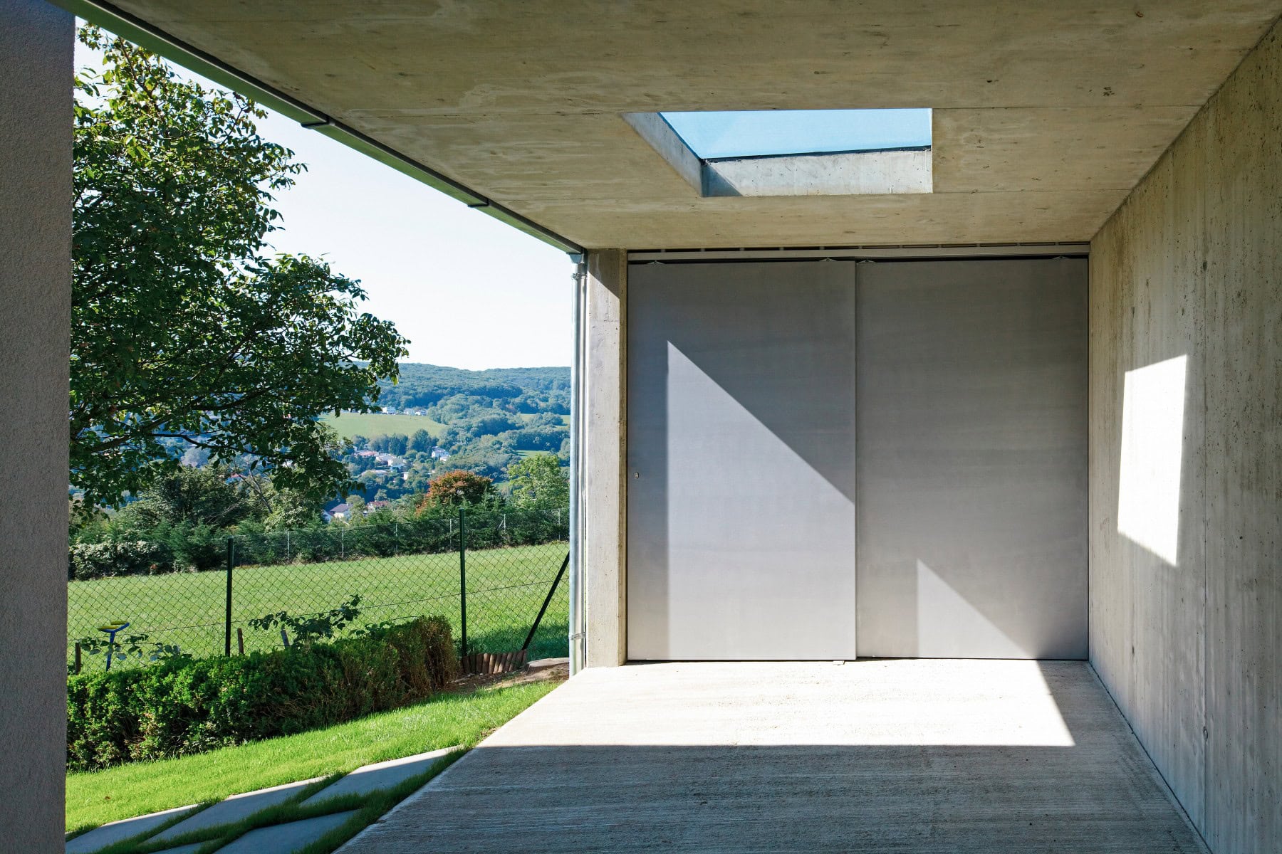 <p>© RUNSER / PRANTL architekten, Haus P., Autoabstellplatz und Terrasse, 3400 Klosterneuburg, Niederösterreich, Österreich, 2012, Wohnhaus, Fotograf Rupert Steiner</p>