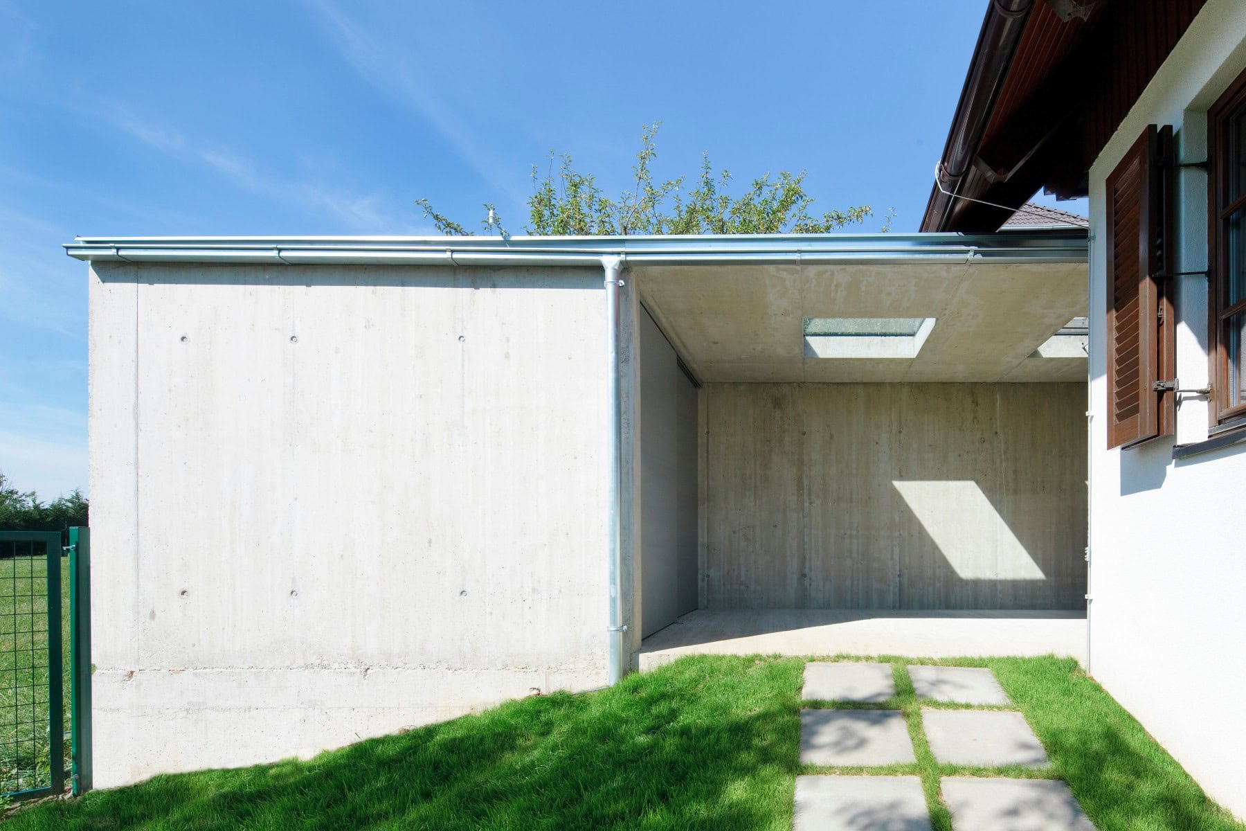 <p>© RUNSER / PRANTL architekten, Haus P., Autoabstellplatz und Terrasse, 3400 Klosterneuburg, Niederösterreich, Österreich, 2012, Wohnhaus, Fotograf Rupert Steiner</p>