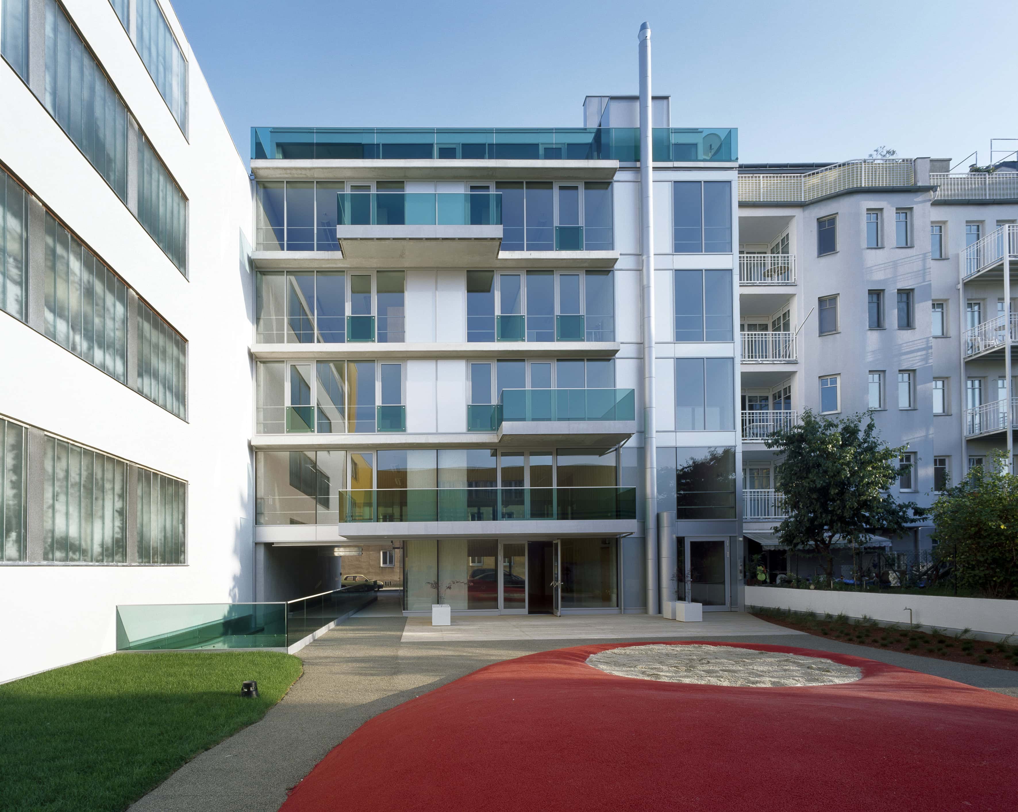 <p>© RUNSER / PRANTL architekten, SOS-Kinderdorf Wien Familienrathaus, 1210 Wien, Österreich, 2006, Kinderdorf, Betreutes Wohnen, Kinder, Psychiatrie, Fotograf Margherita Spiluttini</p>