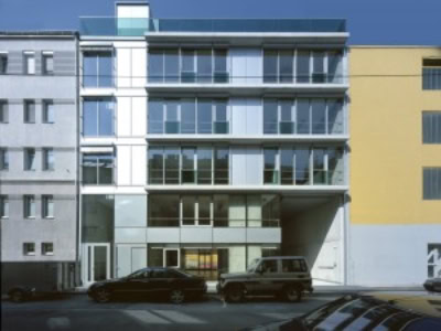 <p>© RUNSER / PRANTL architekten, SOS-Kinderdorf Wien Familienrathaus, 1210 Wien, Österreich, 2006, Kinderdorf, Betreutes Wohnen, Kinder, Psychiatrie, Fotograf Margherita Spiluttini</p>