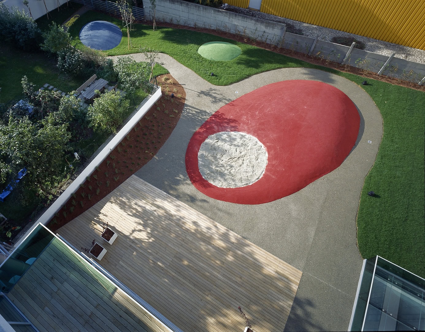 <p>© RUNSER / PRANTL architekten, SOS-Kinderdorf Wien Familienrathaus, 1210 Wien, Österreich, 2006, Kinderdorf, Betreutes Wohnen, Kinder, Psychiatrie, Fotograf Margherita Spiluttini</p>