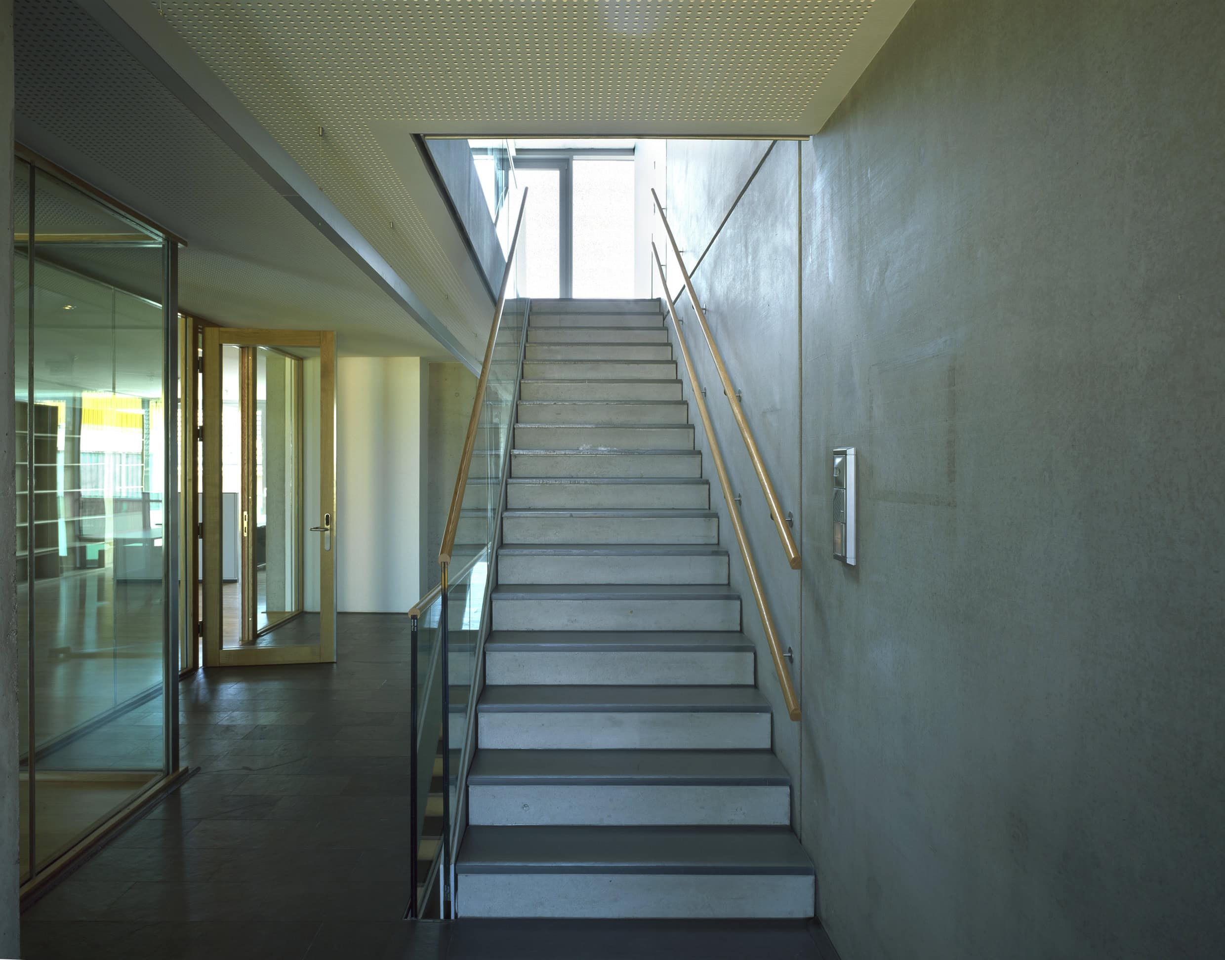 <p>© RUNSER / PRANTL architekten, SOS-Kinderdorf Wien Familienrathaus, 1210 Wien, Österreich, 2006, Kinderdorf, Betreutes Wohnen, Kinder, Psychiatrie, Fotograf Margherita Spiluttini</p>