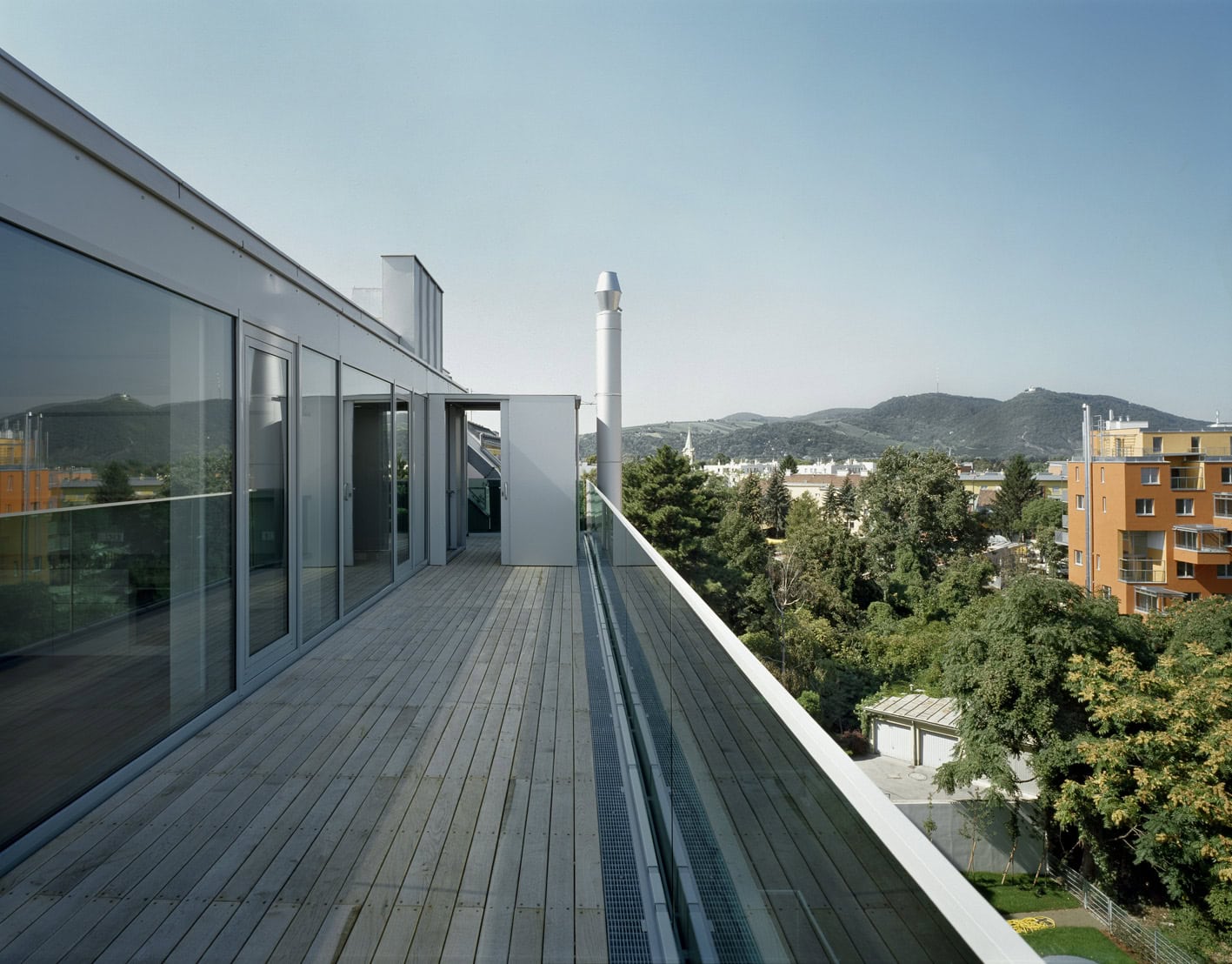 <p>© RUNSER / PRANTL architekten, SOS-Kinderdorf Wien Familienrathaus, 1210 Wien, Österreich, 2006, Kinderdorf, Betreutes Wohnen, Kinder, Psychiatrie, Fotograf Margherita Spiluttini</p>