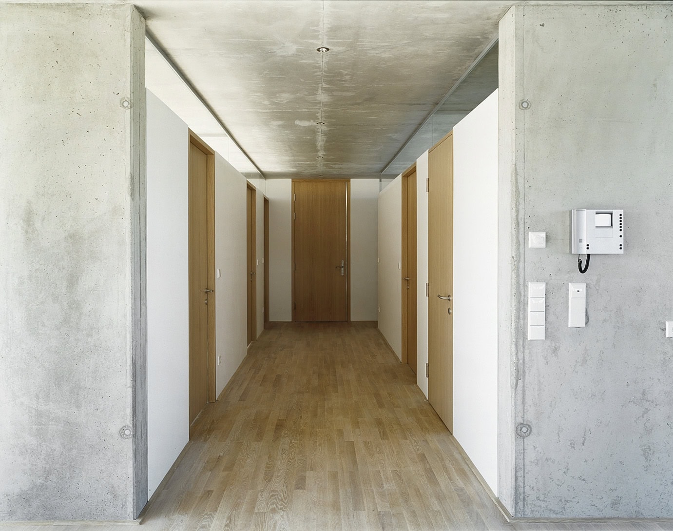 <p>© RUNSER / PRANTL architekten, SOS-Kinderdorf Wien Familienrathaus, 1210 Wien, Österreich, 2006, Kinderdorf, Betreutes Wohnen, Kinder, Psychiatrie, Fotograf Margherita Spiluttini</p>