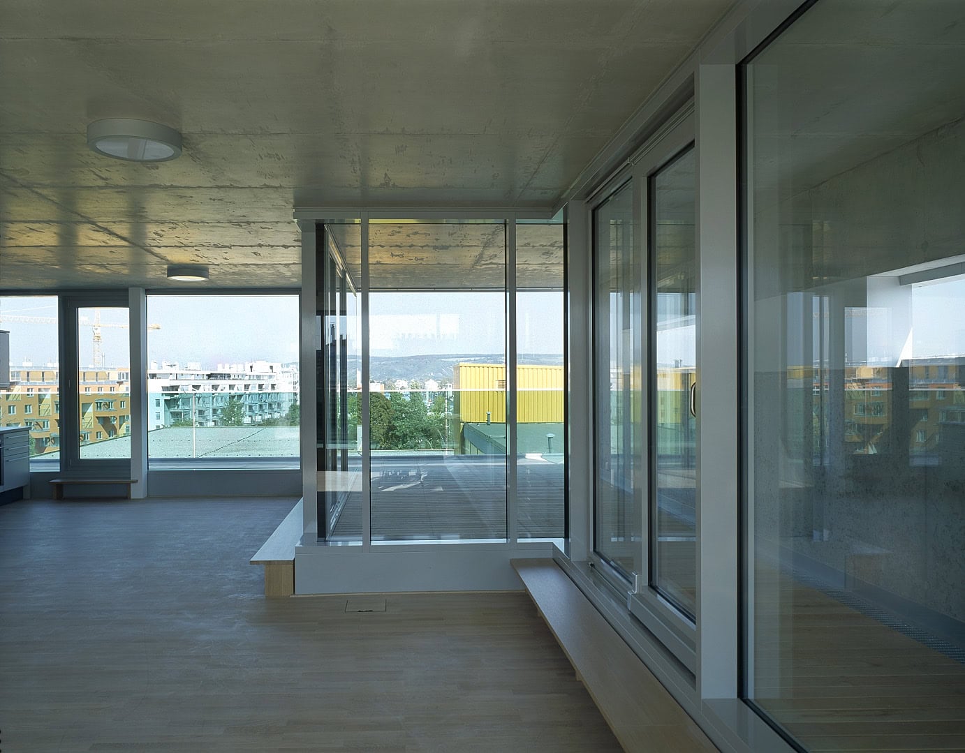 <p>© RUNSER / PRANTL architekten, SOS-Kinderdorf Wien Familienrathaus, 1210 Wien, Österreich, 2006, Kinderdorf, Betreutes Wohnen, Kinder, Psychiatrie, Fotograf Margherita Spiluttini</p>