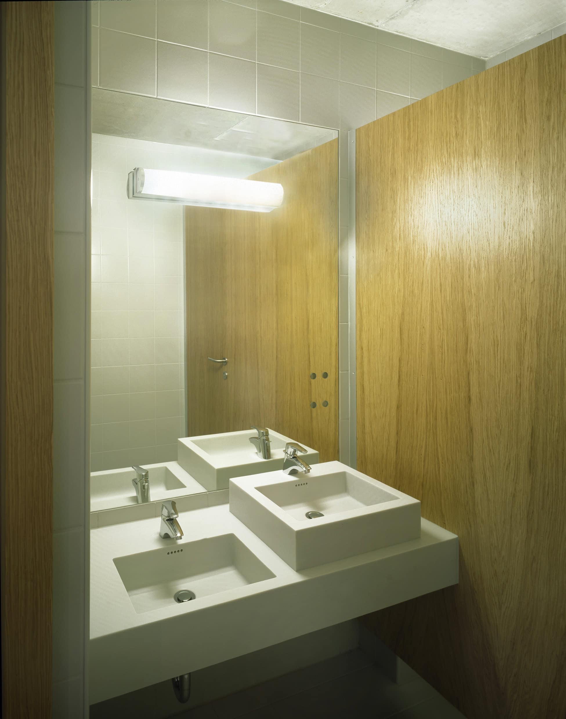 <p>© RUNSER / PRANTL architekten, SOS-Kinderdorf Wien Familienrathaus, 1210 Wien, Österreich, 2006, Kinderdorf, Betreutes Wohnen, Kinder, Psychiatrie, Fotograf Margherita Spiluttini</p>