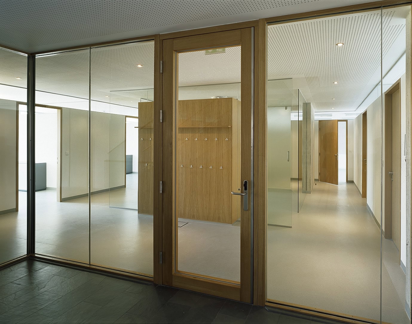 <p>© RUNSER / PRANTL architekten, SOS-Kinderdorf Wien Familienrathaus, 1210 Wien, Österreich, 2006, Kinderdorf, Betreutes Wohnen, Kinder, Psychiatrie, Fotograf Margherita Spiluttini</p>