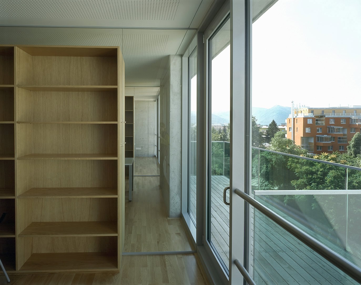 <p>© RUNSER / PRANTL architekten, SOS-Kinderdorf Wien Familienrathaus, 1210 Wien, Österreich, 2006, Kinderdorf, Betreutes Wohnen, Kinder, Psychiatrie, Fotograf Margherita Spiluttini</p>