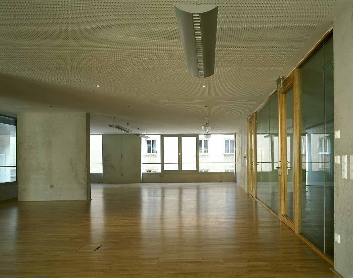 <p>© RUNSER / PRANTL architekten, SOS-Kinderdorf Wien Familienrathaus, 1210 Wien, Österreich, 2006, Kinderdorf, Betreutes Wohnen, Kinder, Psychiatrie, Fotograf Margherita Spiluttini</p>
