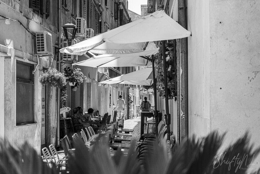 zwarte en witte steeg in Zadar