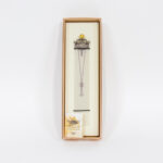 Vista del marca-páginas con perla en cristal de Murano en el estuche