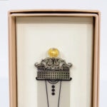 Detalle de la perla dorada del punto de libro