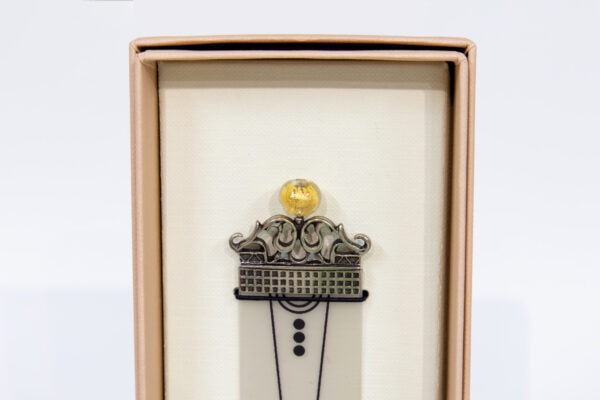 Detalle de la perla dorada del punto de libro