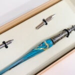 Detalle del juego de caligrafía con portaplumas en cristal de Murano y plata azul