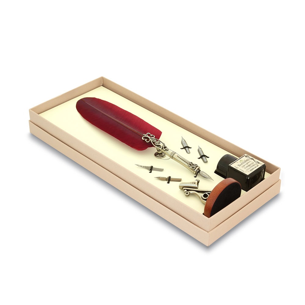 Vista del conjunto en granate Conjunto de escritura Bortoletti con pluma granate, tintero y reposaplumas