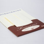 Vista de todo el paquete de papel decorado con plumillas